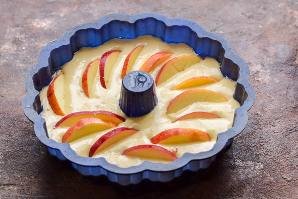 шарлотка с яблоками на кефире рецепт фото 9